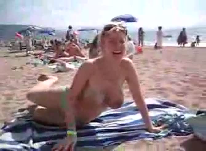 Video :Sexy girl got her bra removed while in the beach